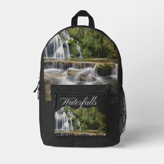 山の滝を冒険 プリントバックパック (正面)