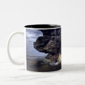 山の火山の噴火 ツートーンマグカップ (左)