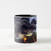 山の火山の噴火 ツートーンマグカップ (中央)