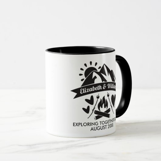 山の焚き火を一緒に探検するキャンピングカップル マグカップ (正面右)