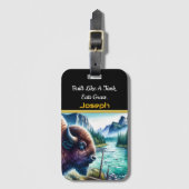 山の穏やかな川のそばのバッファロー ラゲッジタグ (正面縦)