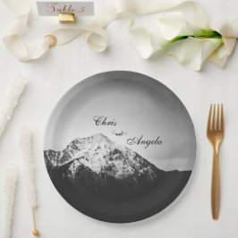 山の結婚下の白と黒 ペーパープレート