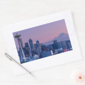 山の背後にレイニア。 長方形シール (封筒)