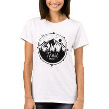 山の背景のトレイルブレイザーTシャツ