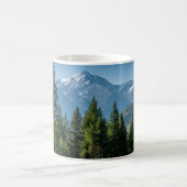 山の背景の針葉樹 コーヒーマグカップ (中央)