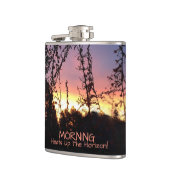山の花のシルエットの間のサンライズグロー フラスク (左)