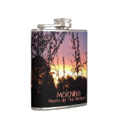 山の花のシルエットの間のサンライズグロー フラスク (右)