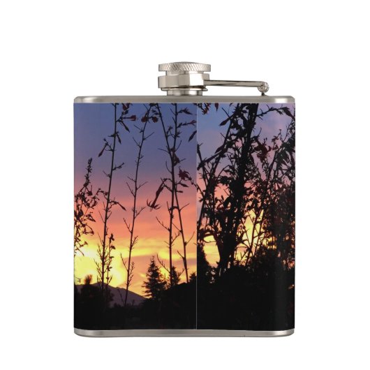 山の花のシルエットの間のサンライズグロー フラスク (裏面)