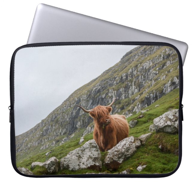 山の茶色の牛 ラップトップスリーブ (正面)
