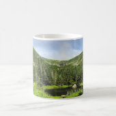 山の谷の小さな池 コーヒーマグカップ (中央)