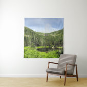 山の谷の小さな池 タペストリー (インサイチュ)