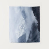 山の転が層を通る神秘的な霧 タペストリー (正面)