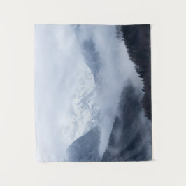 山の転が層を通る神秘的な霧 タペストリー