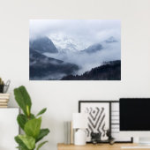 山の転が層を通る神秘的な霧 ポスター (ホームオフィス)