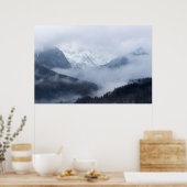 山の転が層を通る神秘的な霧 ポスター (キッチン)