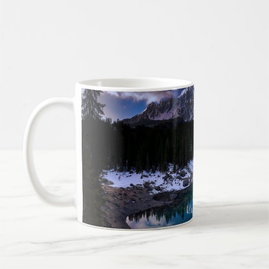 山の近くの木々 コーヒーマグカップ (左)