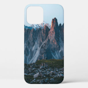 山の近くの緑の野原 iPhone 12ケース