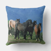 山の野生のムスタングの馬 クッション (裏面)