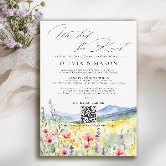 山の野生の花々に囲まれた秘密の結婚式のお知らせ 招待状