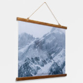 山の雪と霧 吊り下げ型タペストリー (傾斜あり)
