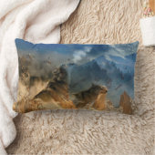 山の霧の中のオオカミ ランバークッション (ブランケット)