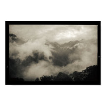 山の霧の覆われた暗い景色とムーディーな風景