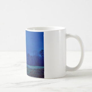 山の青い霧の中でキラキラ光 コーヒーマグカップ
