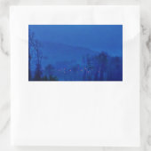 山の青い霧の中でキラキラ光 長方形シール (バッグ)