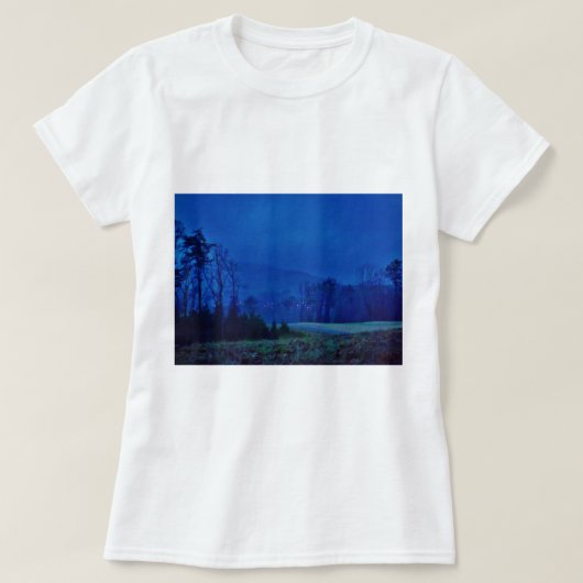 山の青い霧の中でキラキラ光 Tシャツ (デザイン正面)