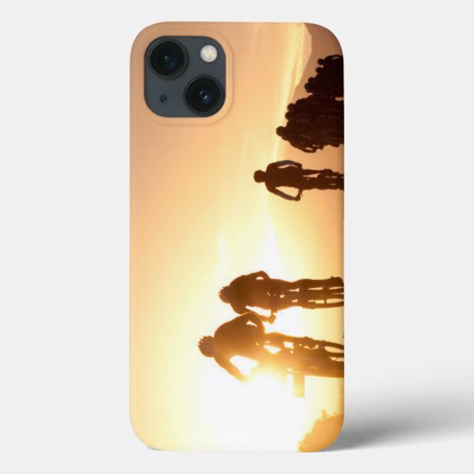山の頂上を越えるマウンテンバイクのライダー Case-Mate iPhoneケース (裏面)