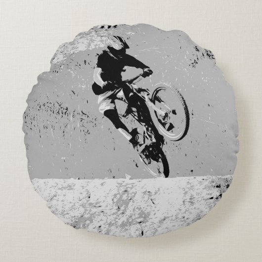 山の頂上 – 山バイクもしくは自転車に乗る人 ラウンドクッション (正面)