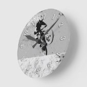 山の頂上 – 山バイクもしくは自転車に乗る人 ラウンド壁時計 (傾斜)