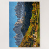 山の風景を持つ教会と村 ジグソーパズル (縦)