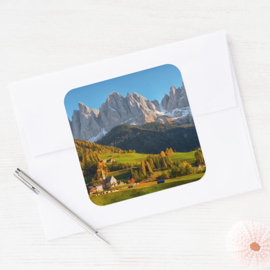 山の風景を持つ教会と村 スクエアシール (封筒)