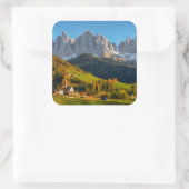 山の風景を持つ教会と村 スクエアシール (バッグ)