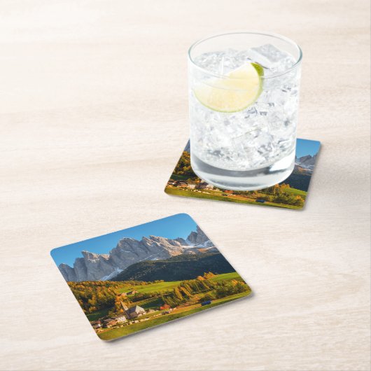 山の風景を持つ教会と村 スクエアペーパーコースター (インサイチュ)