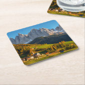 山の風景を持つ教会と村 スクエアペーパーコースター (アングル)