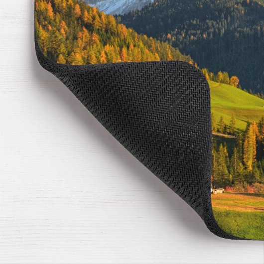 山の風景を持つ教会と村 マウスパッド (コーナー)