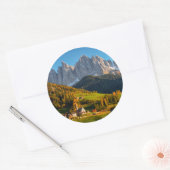 山の風景を持つ教会と村 ラウンドシール (封筒)