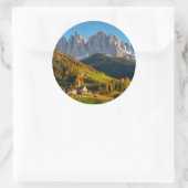 山の風景を持つ教会と村 ラウンドシール (バッグ)