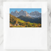 山の風景を持つ教会と村 長方形シール (バッグ)