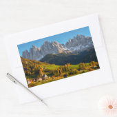 山の風景を持つ教会と村 長方形シール (封筒)