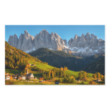 山の風景を持つ教会と村