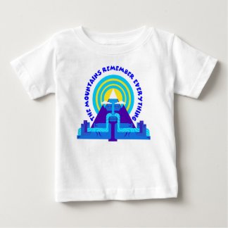 山は何でも覚えている ベビーTシャツ