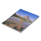 山は静かな二つのメディシン湖に反映 ノートパッド (回転)