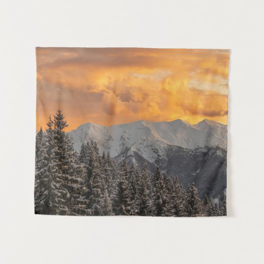 山やトウヒの森の上のオレンジ色の雲 タペストリー (正面(横))