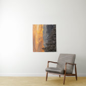 山やトウヒの森の上のオレンジ色の雲 タペストリー (インサイチュ)