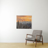 山やトウヒの森の上のオレンジ色の雲 タペストリー (インサイチュ(横))