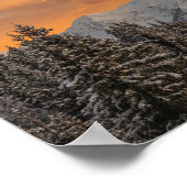 山やトウヒの森の上のオレンジ色の雲 ポスター (角)