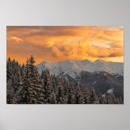 山やトウヒの森の上のオレンジ色の雲 ポスター